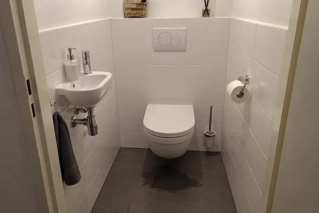 Lekdetectie Maarn – natte vloer bij een toilet