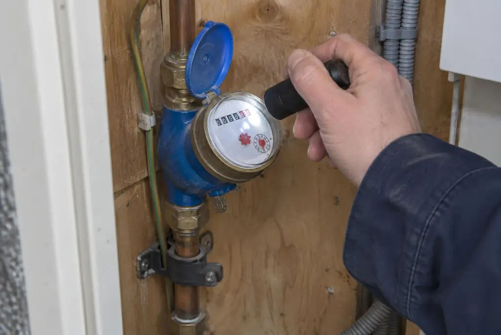 Lekdetectie Maarn – watermeter in de meterkast controleren met een zaklamp